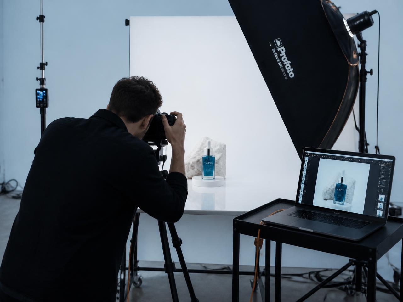 Fotógrafo da RD Brasil em ensaio de produto no estúdio