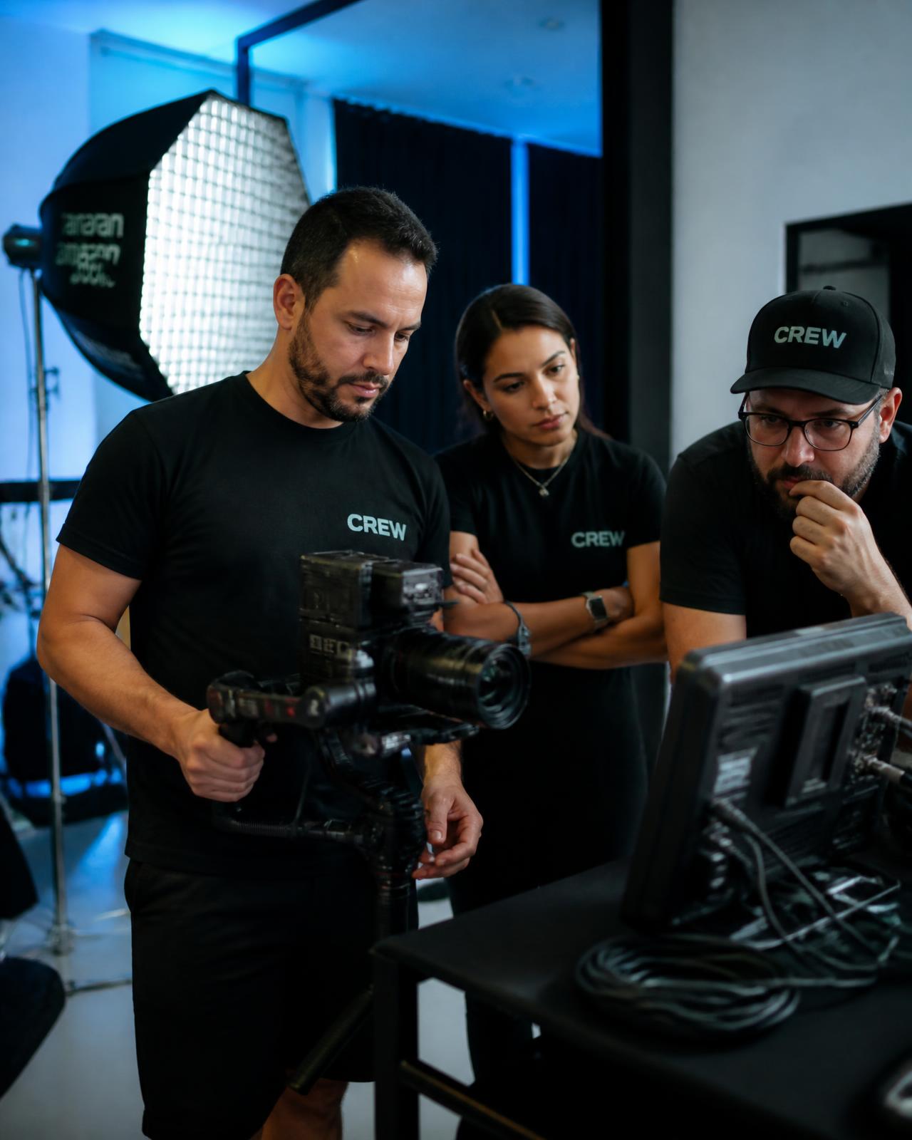 Equipe da RD Brasil gravando com câmera de cinema em estúdio